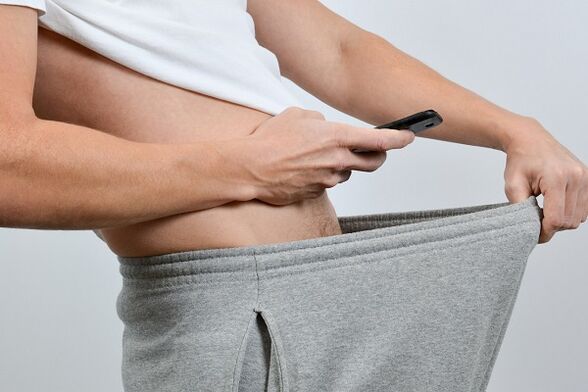 moški pogleda v hlače na povečan penis